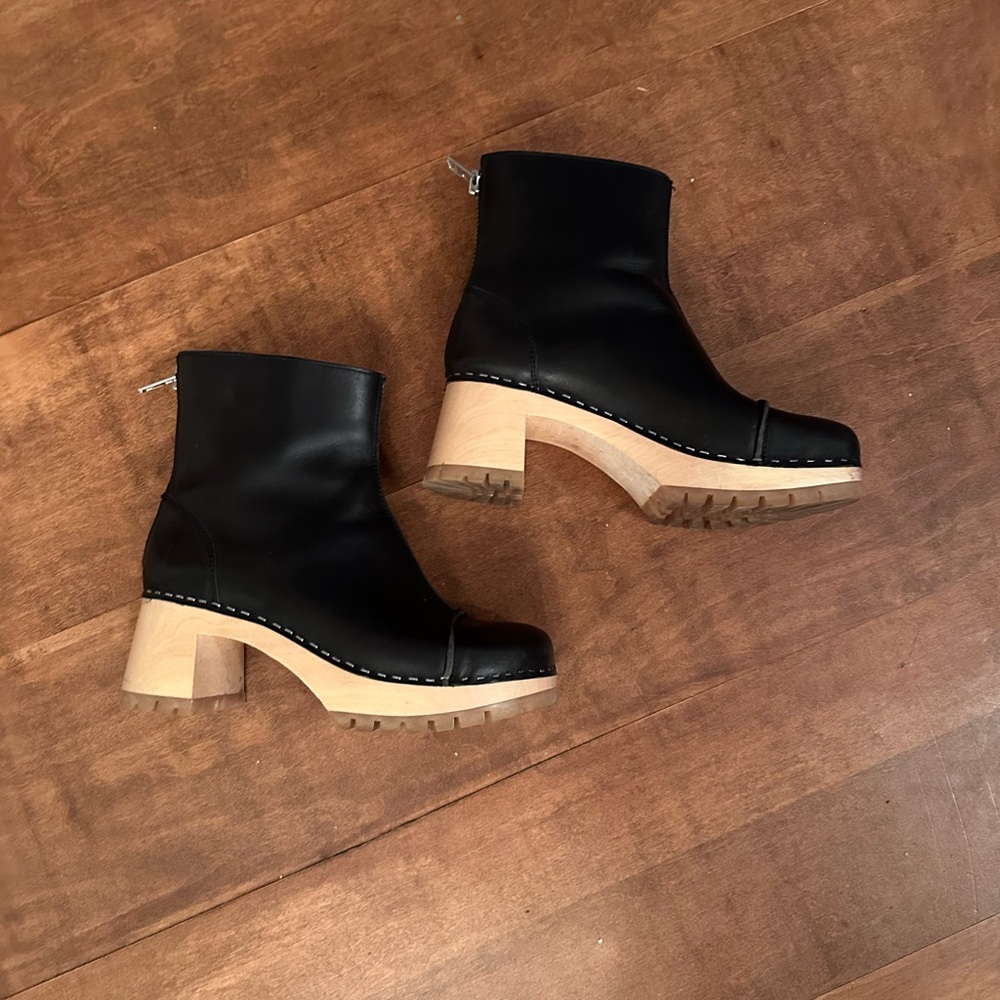 Handcrafted, causal. Wooden heel. High quality leather. Handmade in Europe